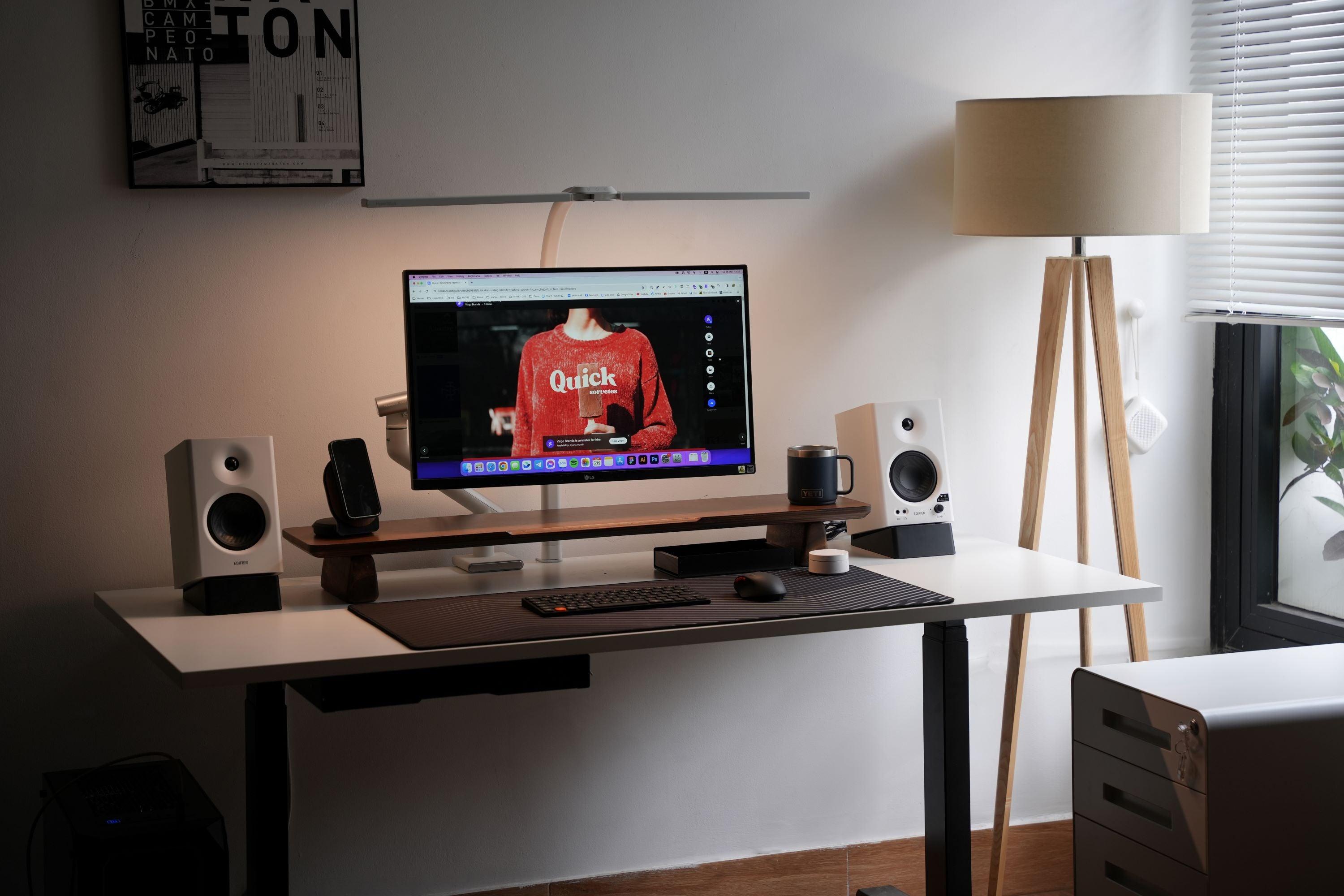 Luna LED Desk Lamp - NORMCORE™ Minimalistic